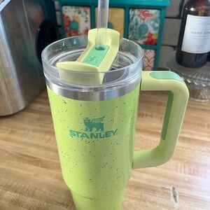 THE QUENCHER H2.0 FLOWSTATE™ TUMBLER |
30 OZ